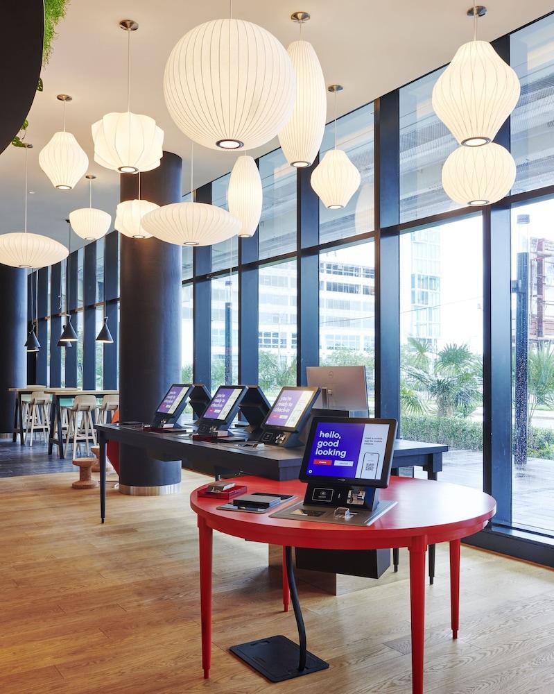 citizenM Miami Worldcenter - Check-in/Check-out Kiosk