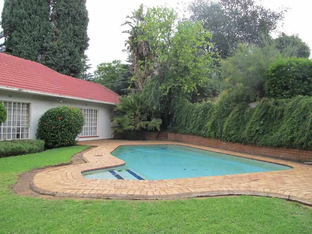 Maru's Bed And Breakfast - Outdoor Pool