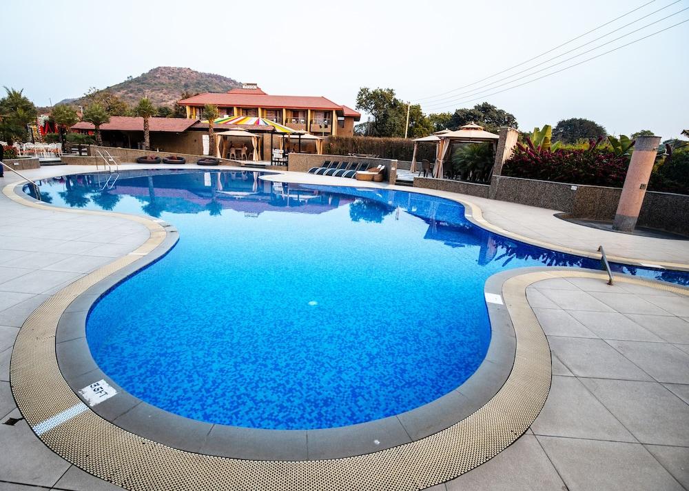 Crescent Spa And Resorts Indore - Pool