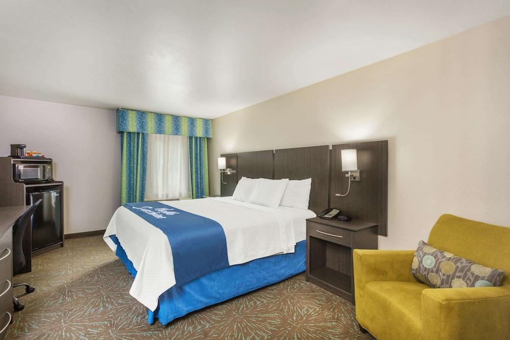 Days Inn & Suites by Wyndham East Flagstaff - Room