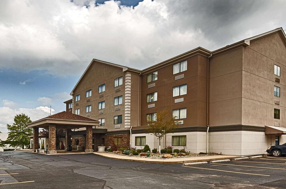 Comfort Inn & Suites Copley Akron - Featured Image