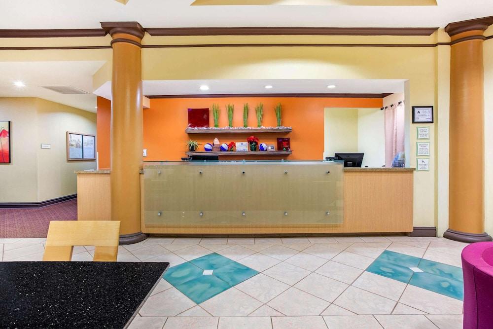 La Quinta Inn & Suites by Wyndham Raleigh Cary - Lobby