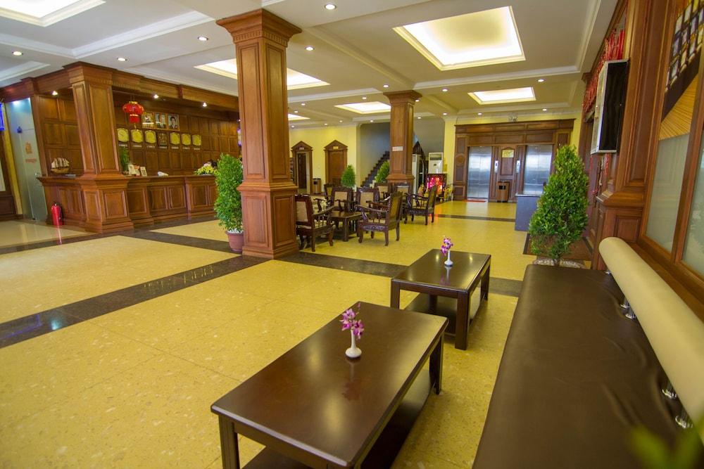 Golden Sea Hotel & Casino - Lobby Sitting Area
