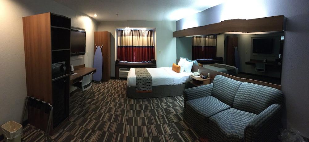 Microtel Inn & Suites by Wyndham Philadelphia Airport - Room