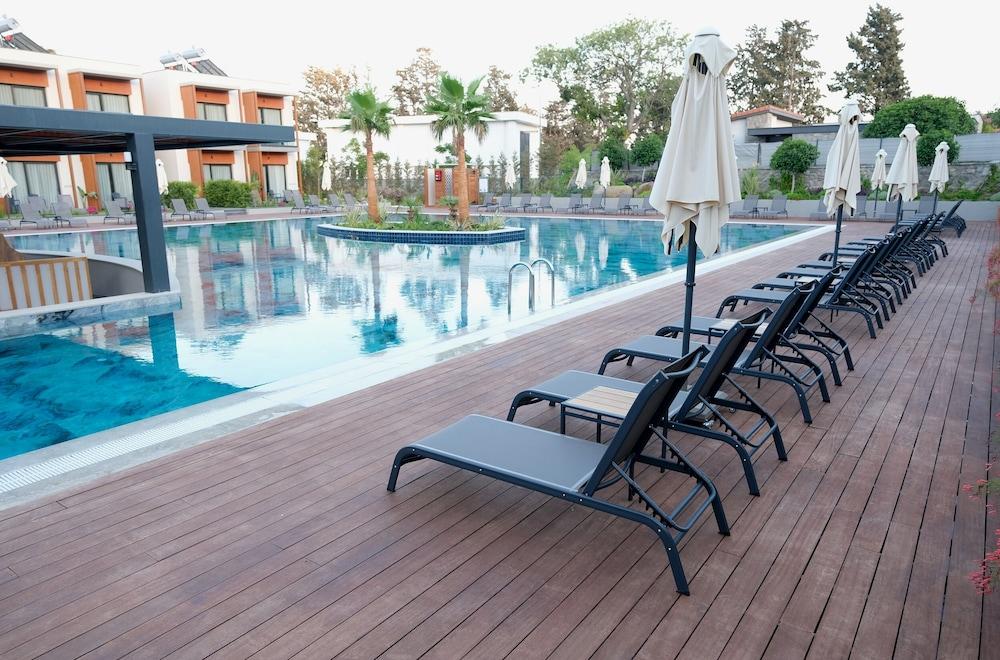 Celeste Bella Luxury Hotel & Spa - Outdoor Pool