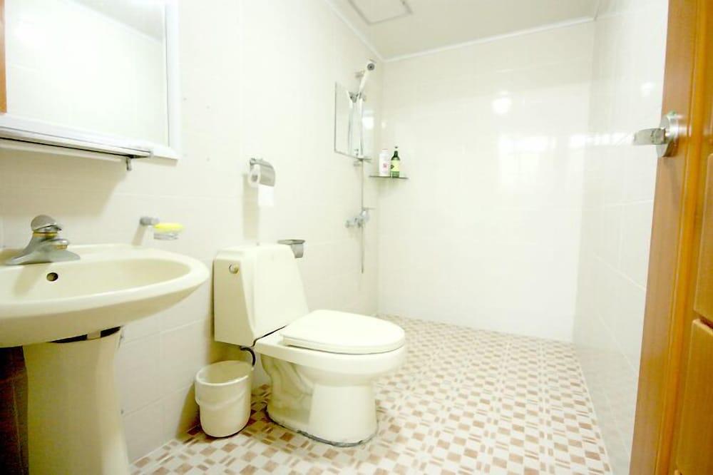 LK Hotel - Bathroom