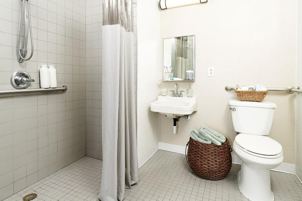 InTown Suites Extended Stay Nashville TN Madison - Bathroom