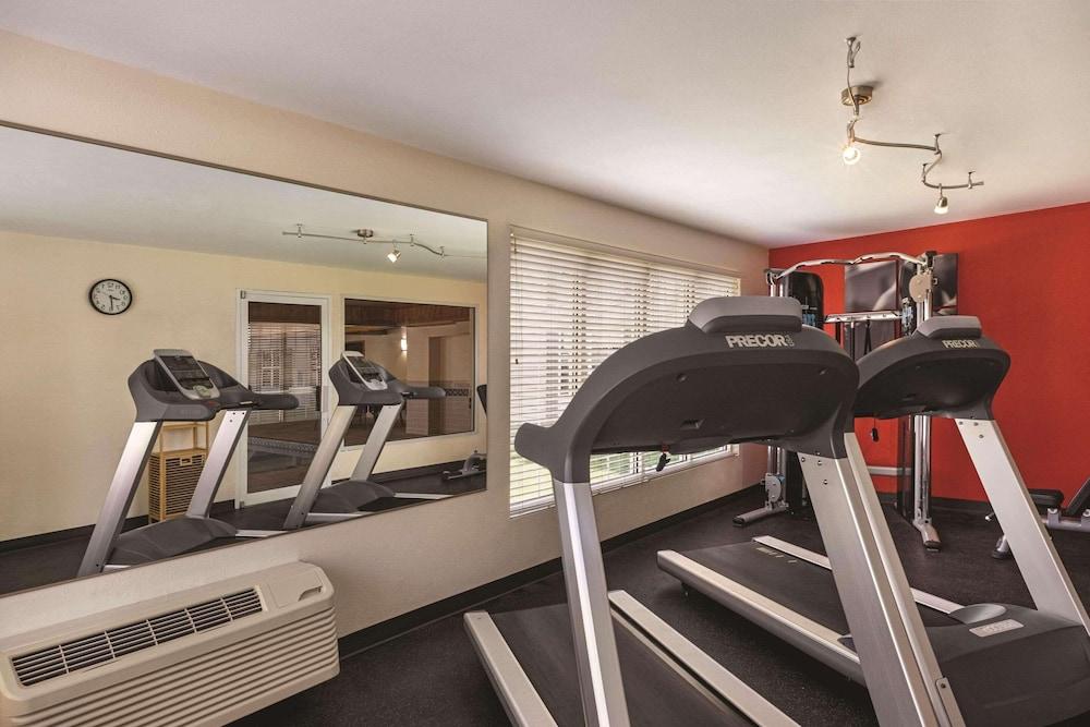 Country Inn & Suites by Radisson, Madison, WI - Fitness Facility
