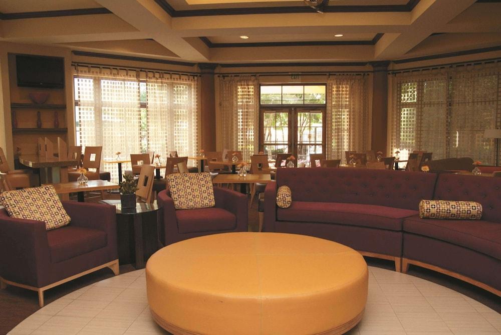 La Quinta Inn & Suites by Wyndham Raleigh Cary - Lobby