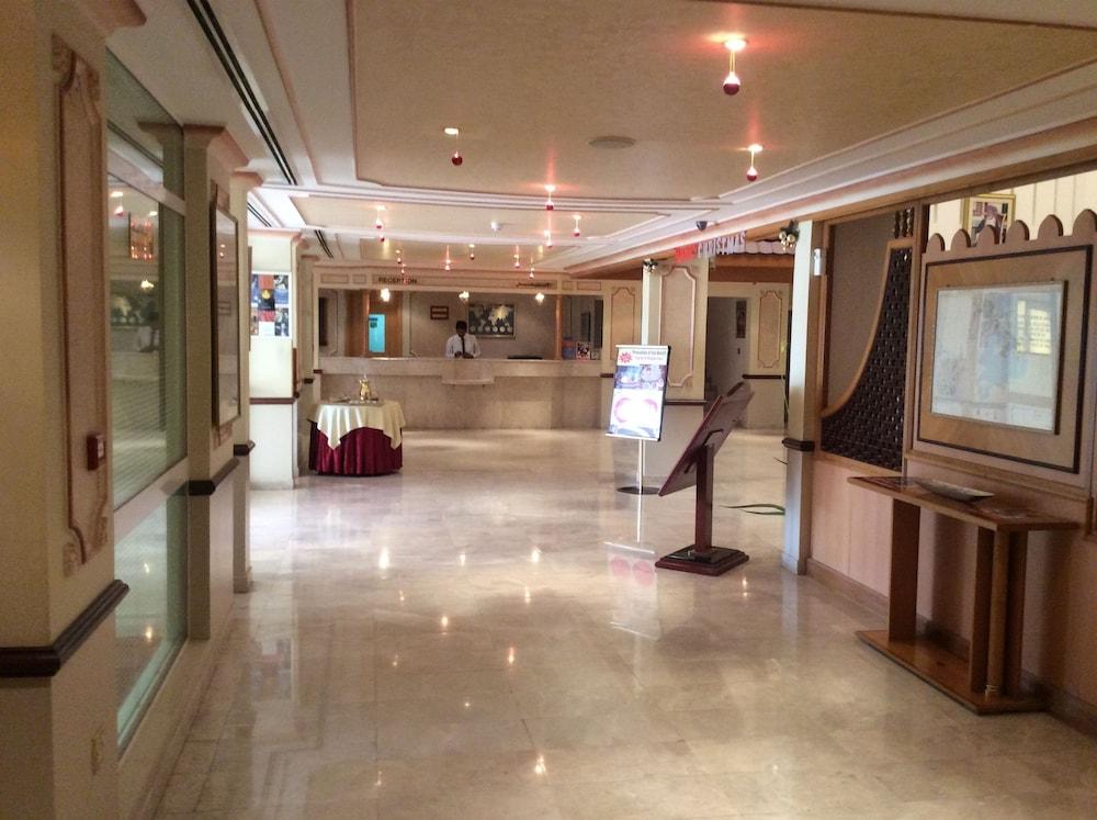 Sur Plaza Hotel - Lobby