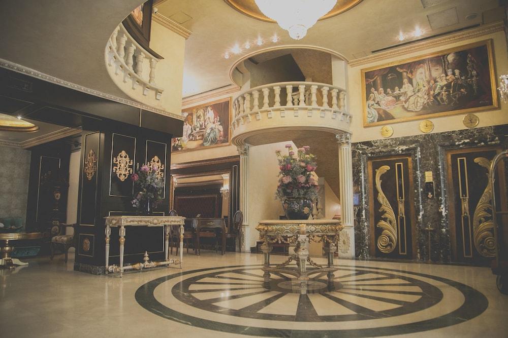 Queen's Suite Hotel - Featured Image