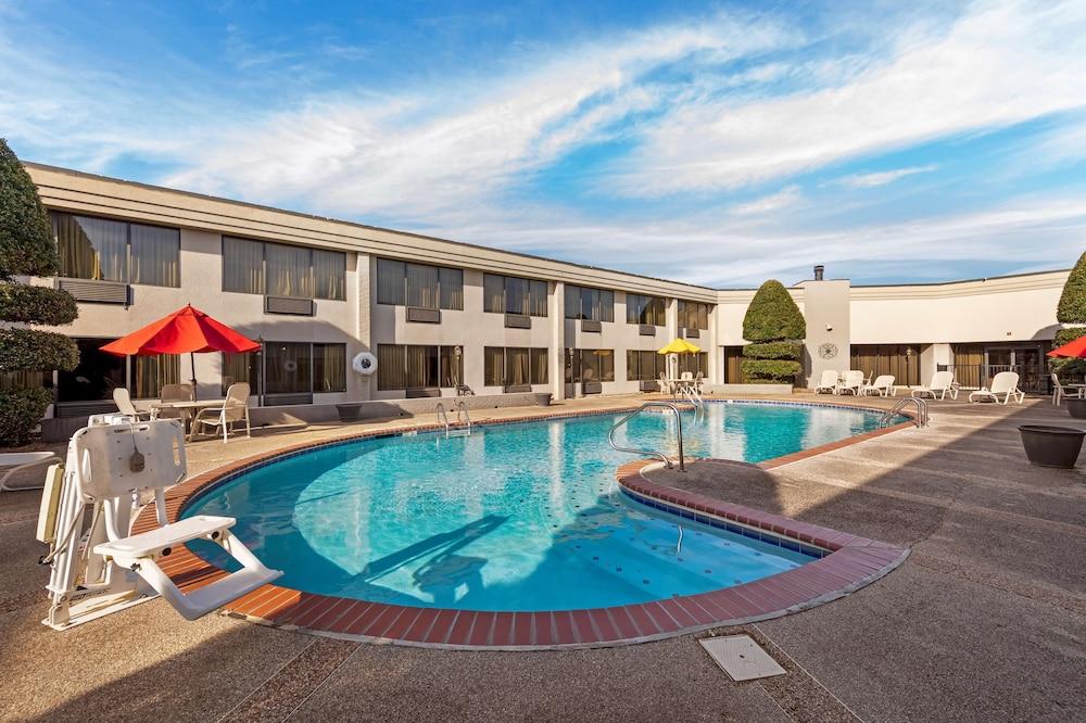 Best Western Plus Madison-Huntsville Hotel - Outdoor Pool