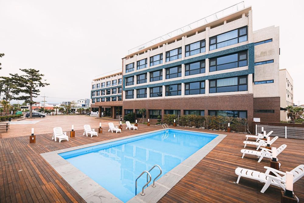 Hotel Sweet Castle Jeju Hamdeok - Outdoor Pool