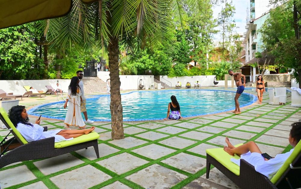 De Leopol Hotel - Outdoor Pool