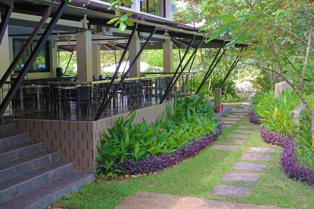 Fernvale Leisure Club and Resort - Property Grounds