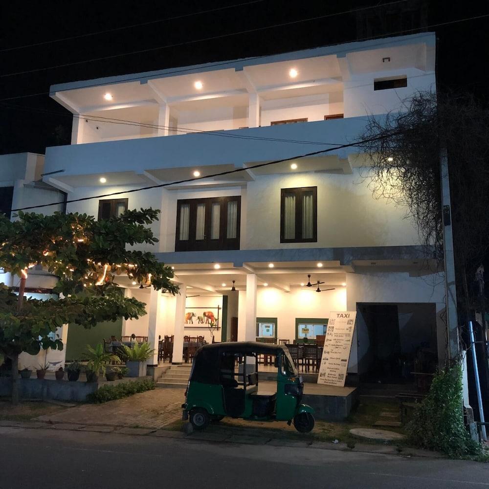 Dasu's Restaurant & Villa - Exterior