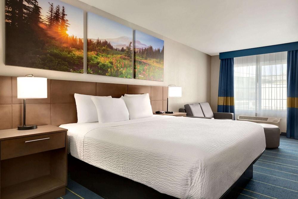 Days Inn & Suites by Wyndham Anaheim At Disneyland Park - Room