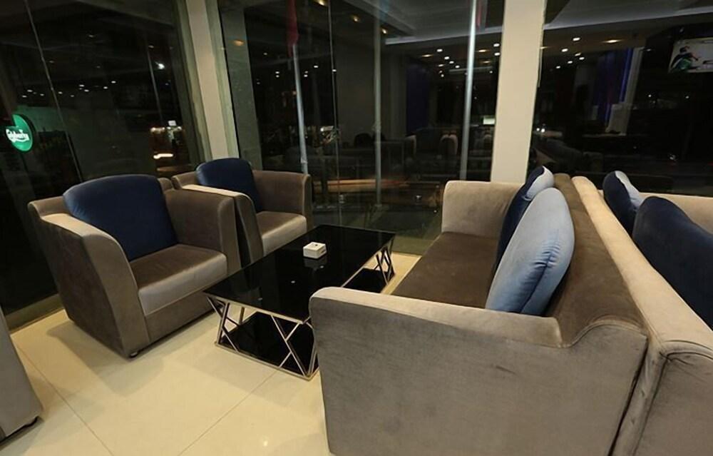 City Hotel & Suites - Lobby Sitting Area
