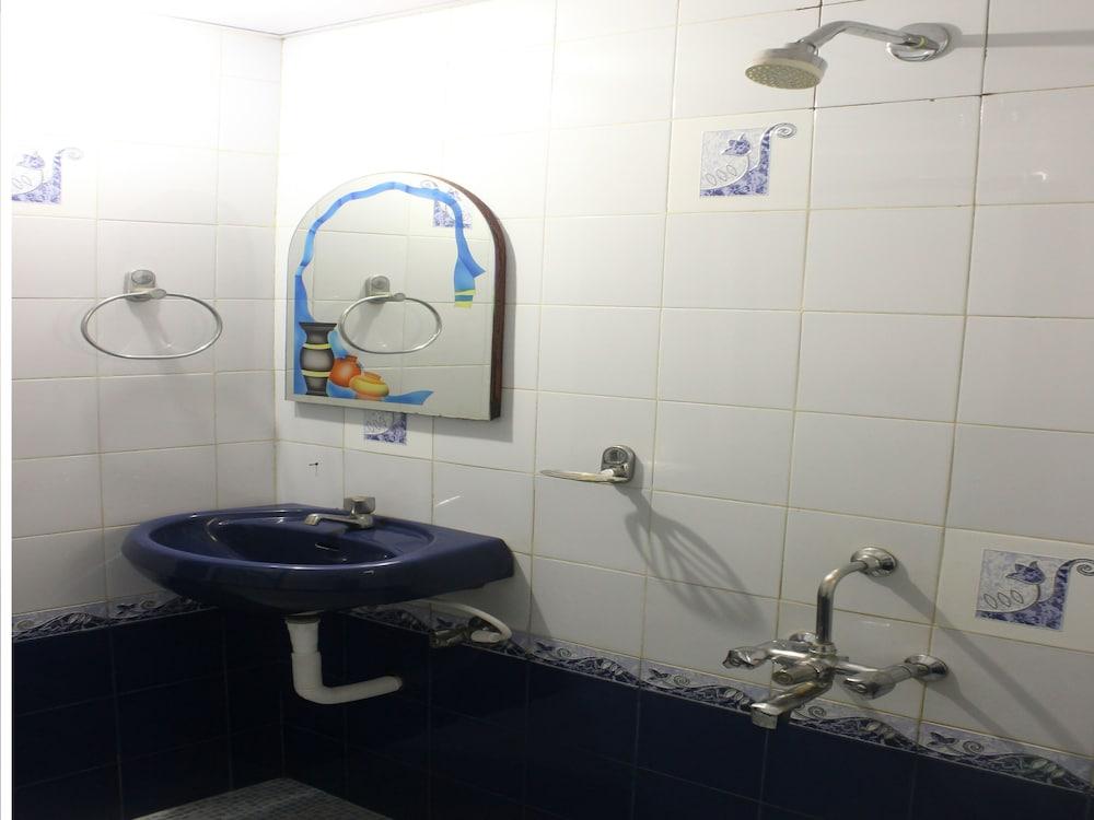 أو واي أو 6474 هوم بوتيك 2 بد روم، هول آند كيتشن فيلا كاندوليم - Bathroom