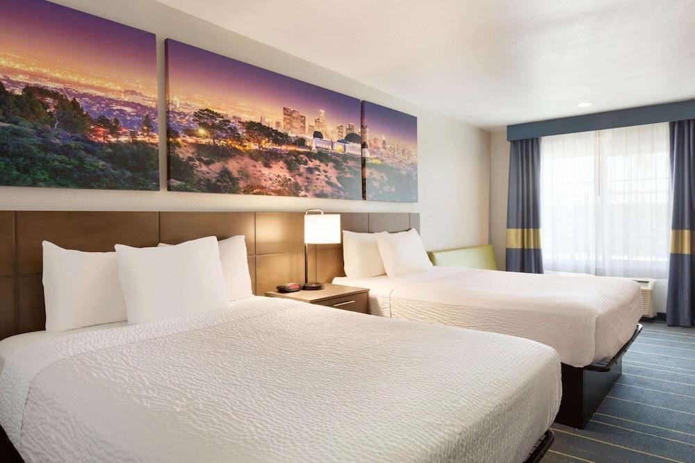 Days Inn & Suites by Wyndham Anaheim At Disneyland Park - Room