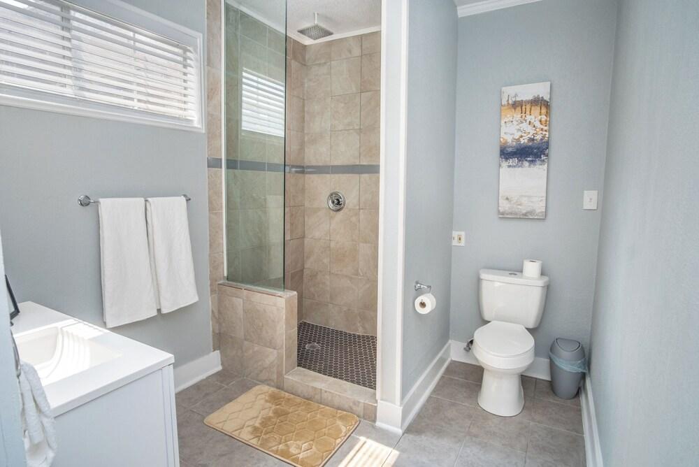 شقة كلاسيكية مكونة من غرفة نوم واحدة/حمام واحد بترقيات عصرية - Bathroom