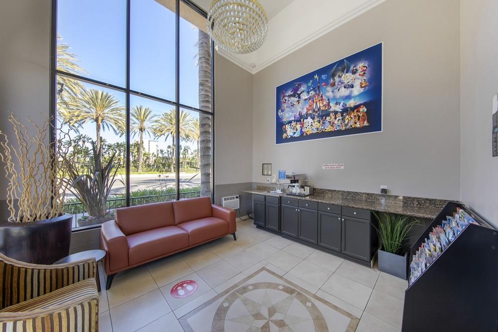 Anaheim Discovery Inn & Suites - Lobby Sitting Area