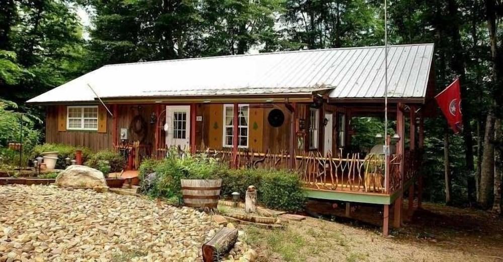 Enchanted - 1 Bedrooms, 1 Baths, Sleeps 2 Cabin by Redawning - Featured Image