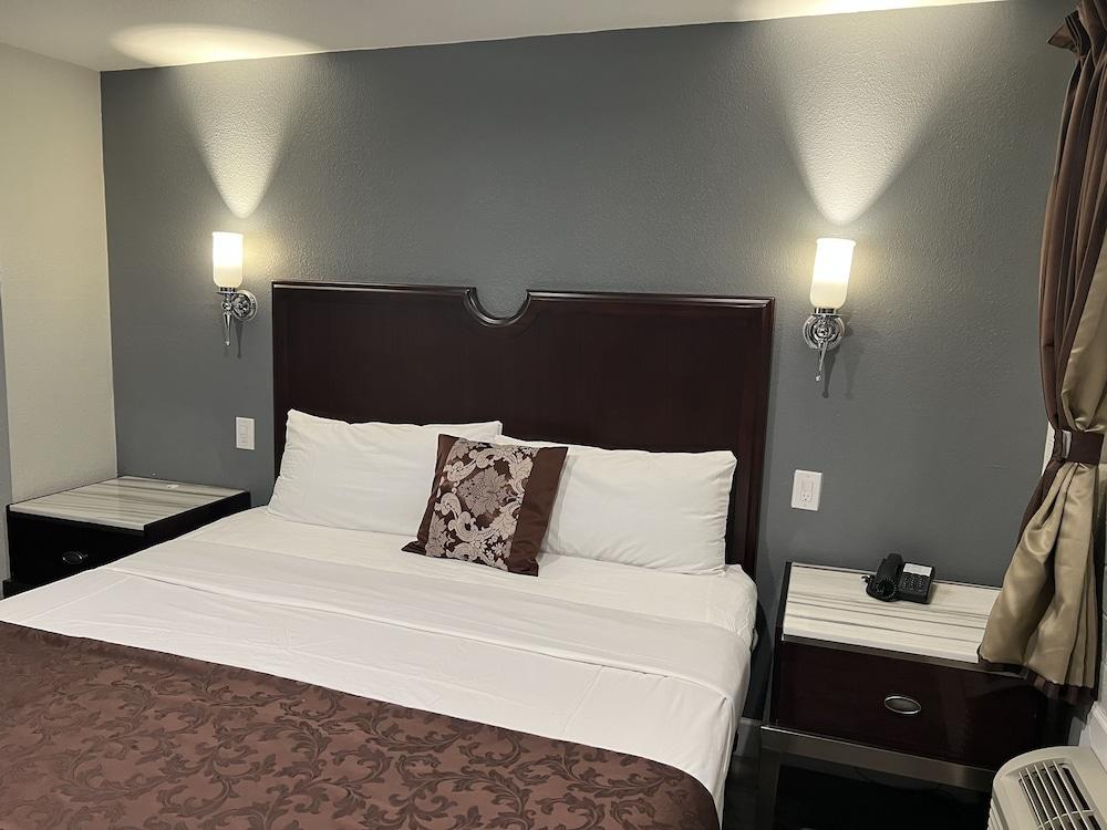 Relax Inn Motel - Room