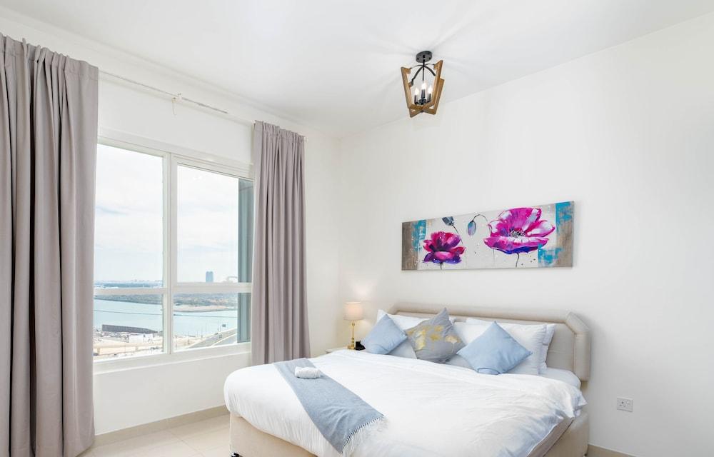 Stylish 1 Bedroom in Marina Blue - Featured Image