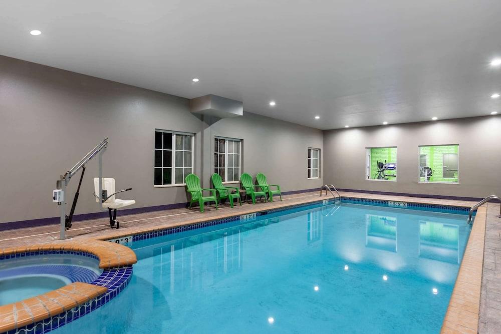 La Quinta Inn & Suites by Wyndham Huntsville Airport Madison - Pool