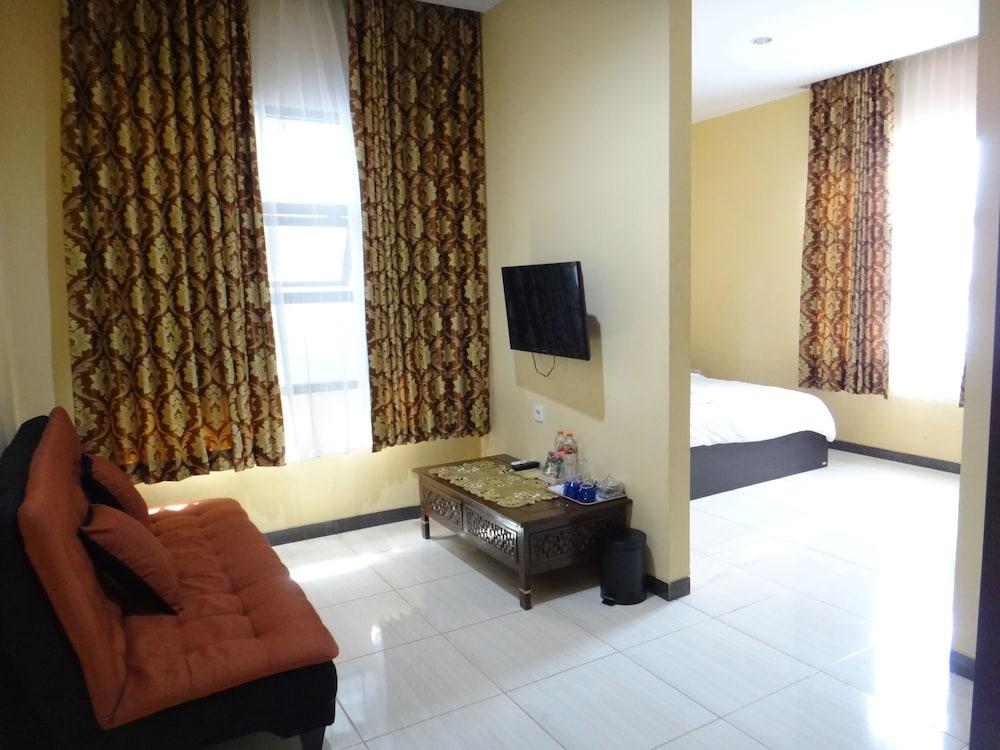 Front One Inn Malang - Featured Image