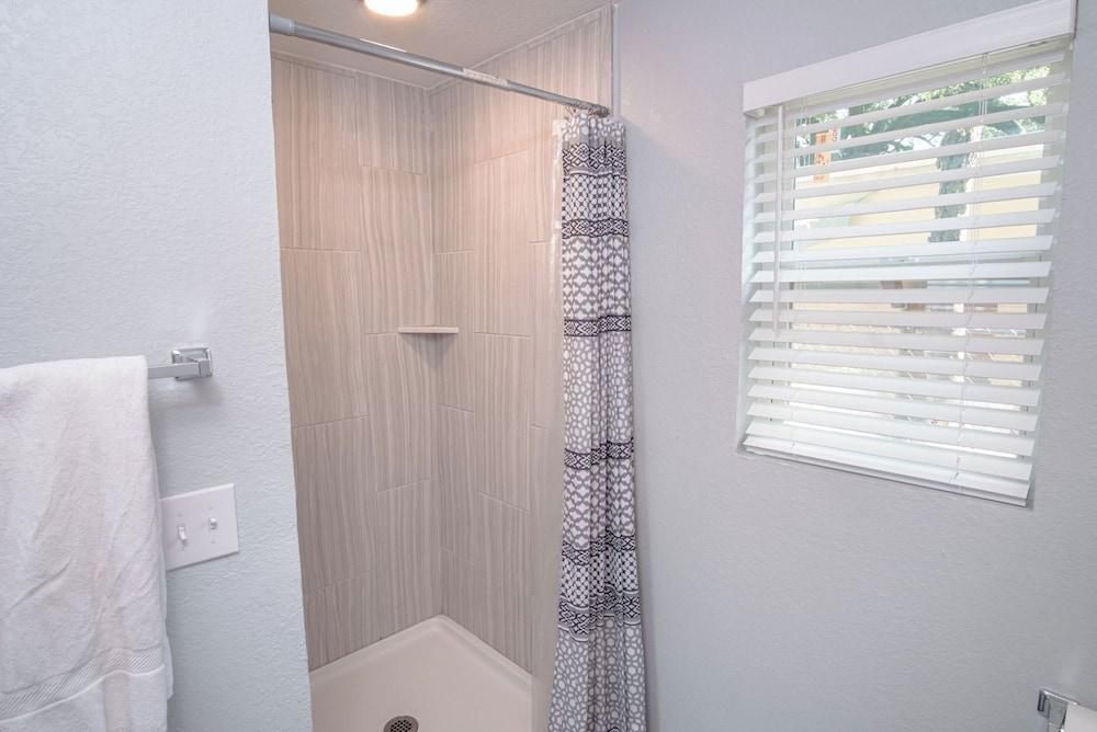 شقة عتيقة رائعة معاد تحديثها مكونة من غرفة نوم واحدة/حمام واحد بالقرب من وسط المدينة - Bathroom