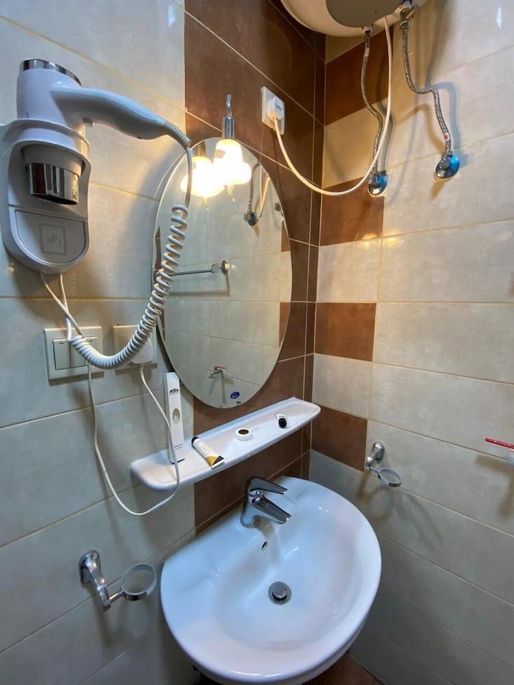 Diyar Al Basateen Hotel Apartments - Bathroom