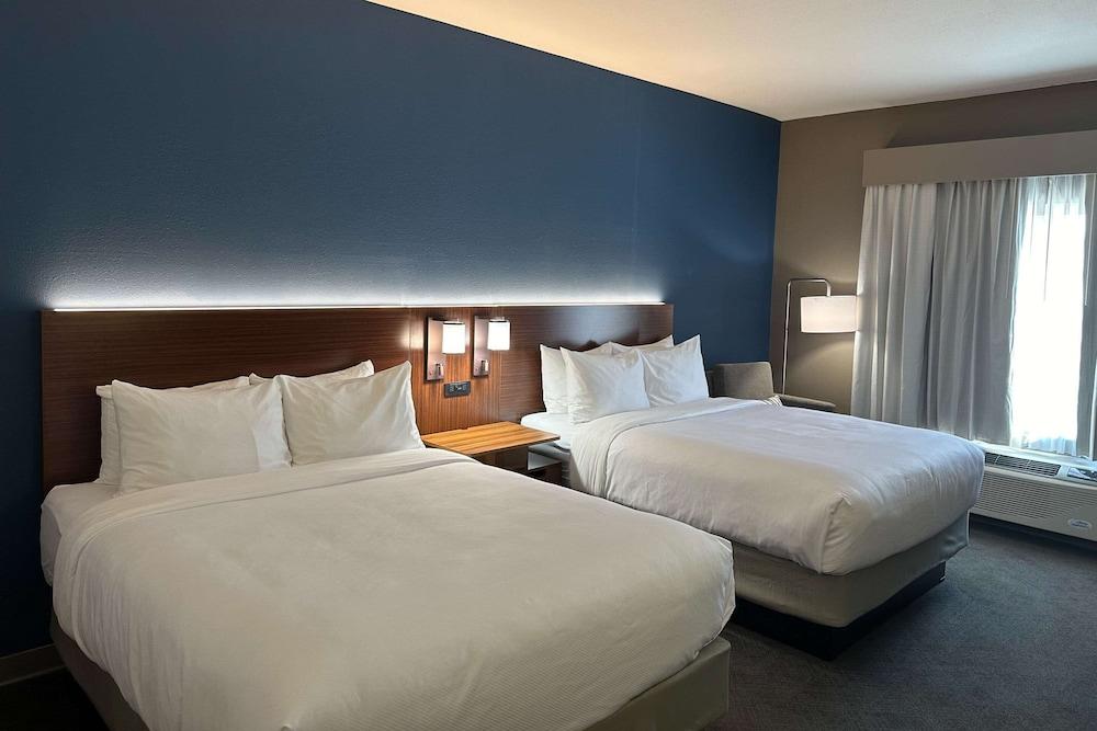 Comfort Inn & Suites Akron South - Room