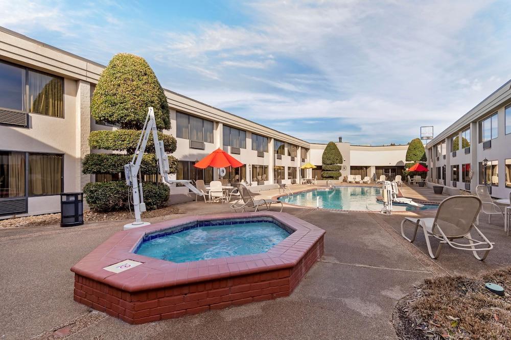 Best Western Plus Madison-Huntsville Hotel - Outdoor Pool