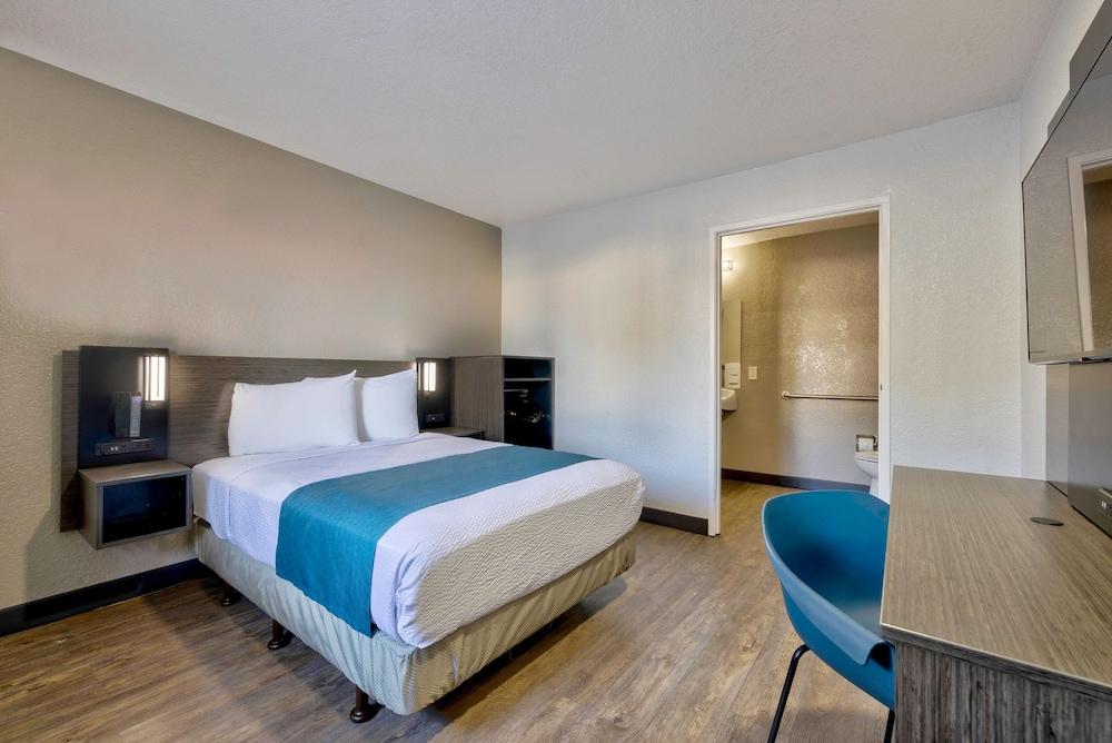 Motel 6 Anaheim, CA - Fullerton East - Room