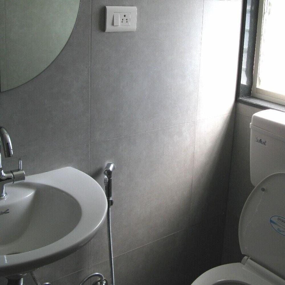 Hotel Gulmohr - Bathroom