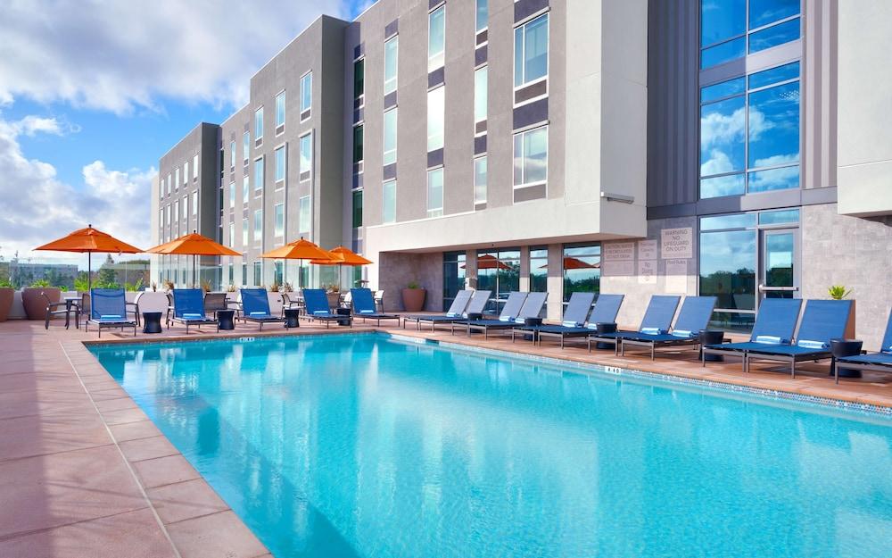 Hampton Inn  & Suites Anaheim Resort Convention Center - Exterior