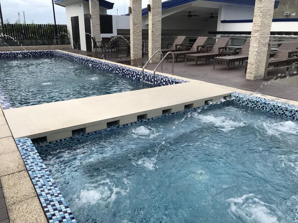 Blue Lotus Hotel Davao - Outdoor Pool