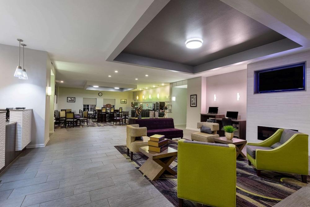 La Quinta Inn & Suites by Wyndham Huntsville Airport Madison - Lobby