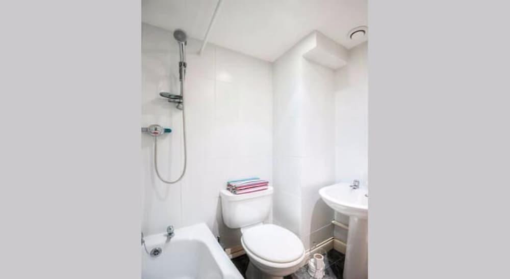 F6 Bath Road Apartment - Bathroom