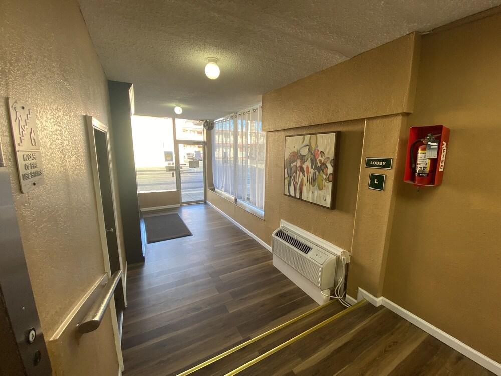Red Carpet Inn & Suites - Lobby