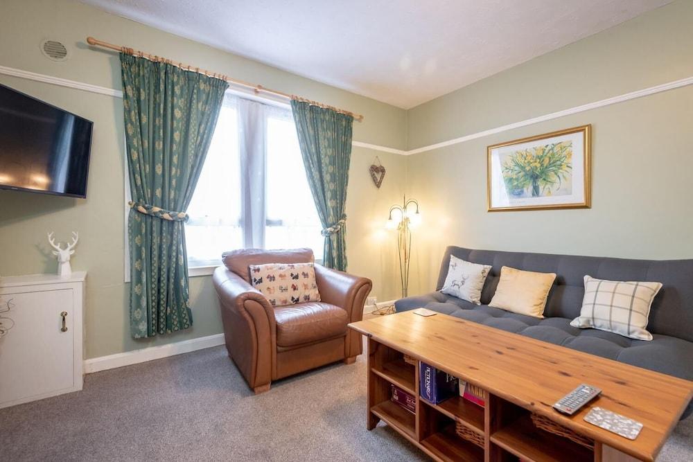 Homely Central 2 Bed Flat with Parking - Living Room