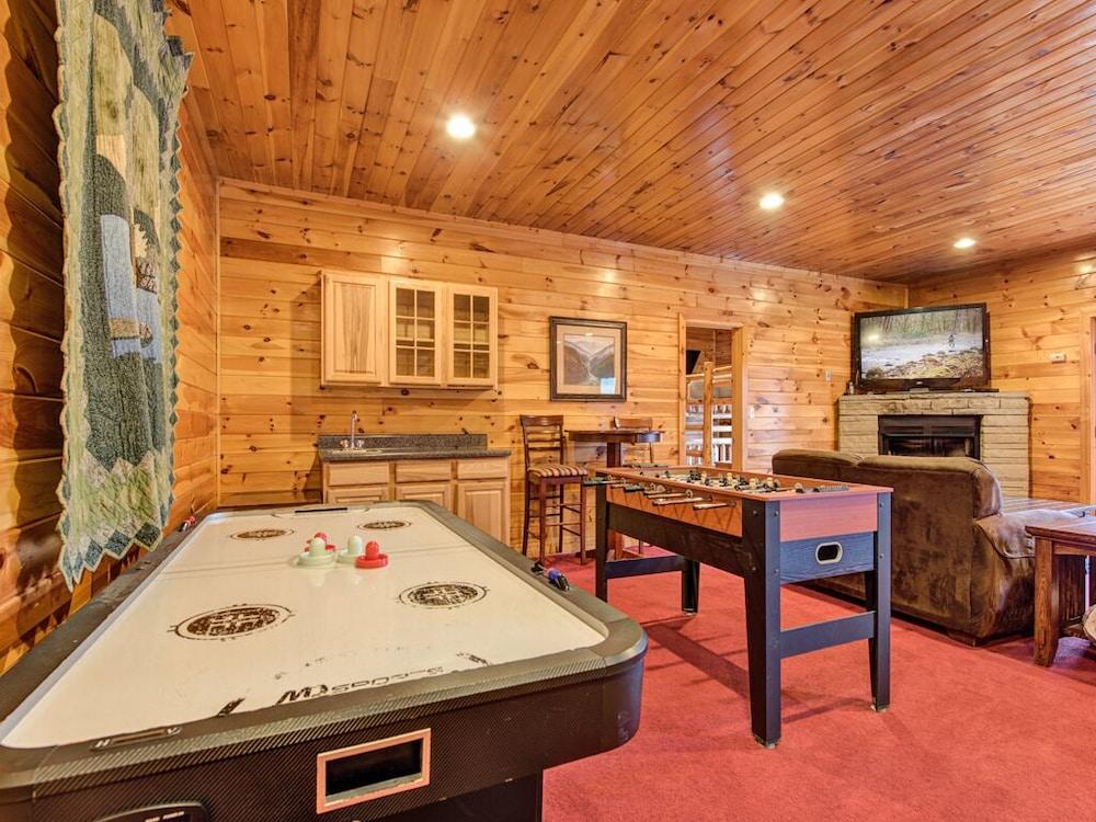 Apple Bear Lodge - Game Room