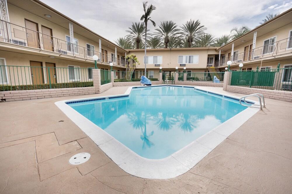 Americas Best Value Inn & Suites Anaheim Convention Center - Outdoor Pool