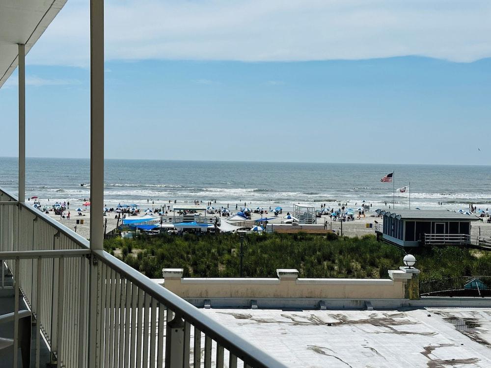 Days Inn by Wyndham Atlantic City Oceanfront-Boardwalk - Exterior