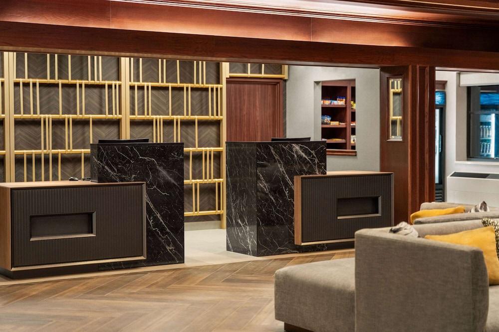 La Quinta Inn & Suites by Wyndham Madison American Center - Lobby