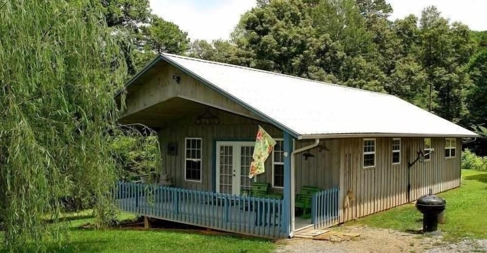 Country - 2 Bedrooms, 1 Baths, Sleeps 6 Cabin by Redawning - Featured Image