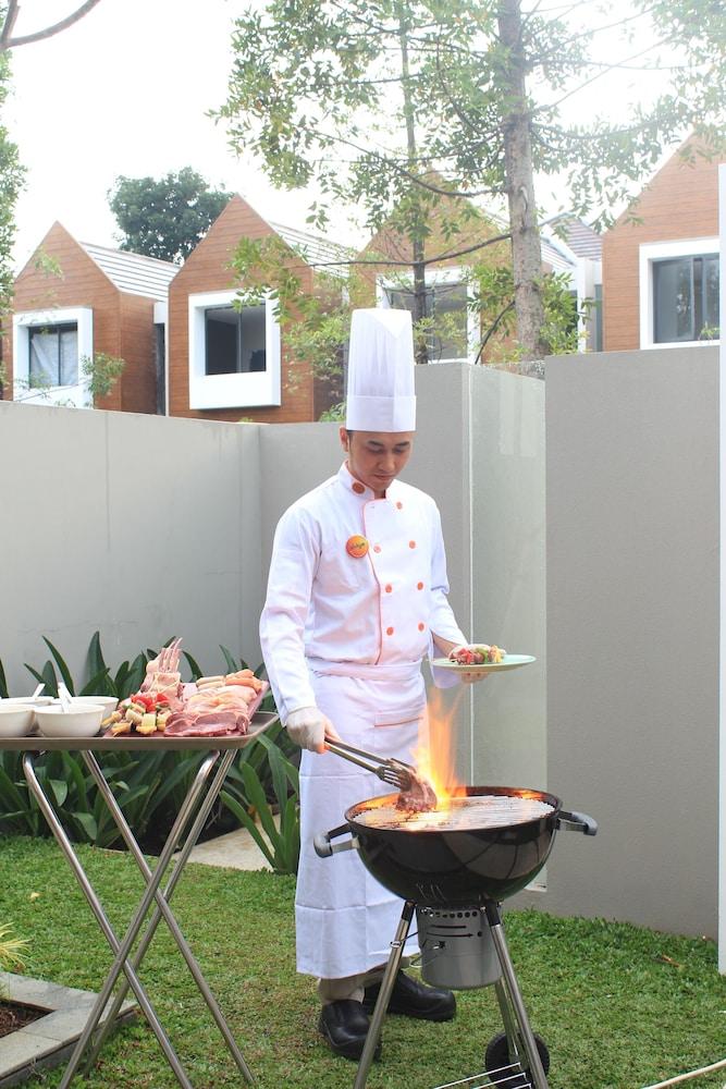 HARRIS Hotel & Conventions Malang - BBQ/Picnic Area