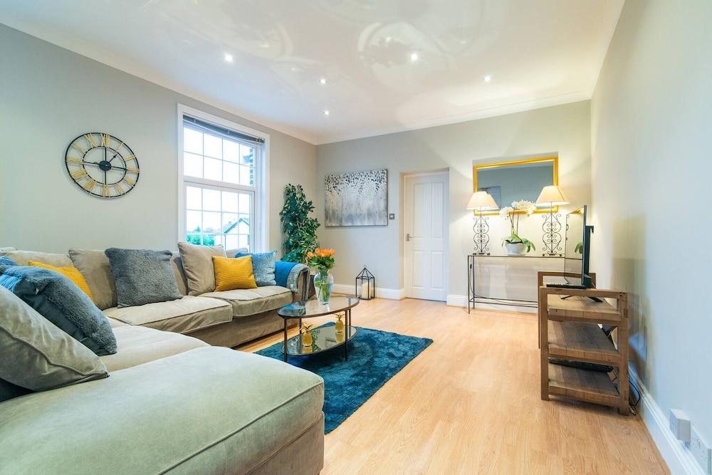 Modern Living 2 Bedroom Apartment South Wilmslow - Featured Image